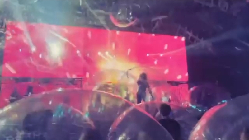 Space man - Flaming Lips frontman Wayne Coyne belts out the tunes in a bubble
Photos courtesy: robfromthebeach