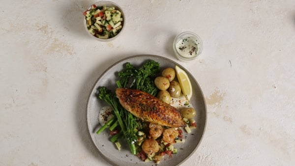 Each serving contains approximately 550 kcal.