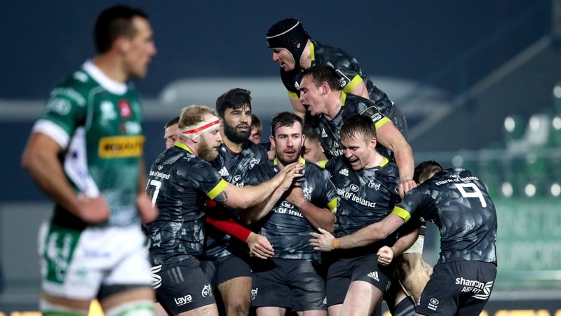JJ Hanrahan's teammates mob him after the late win