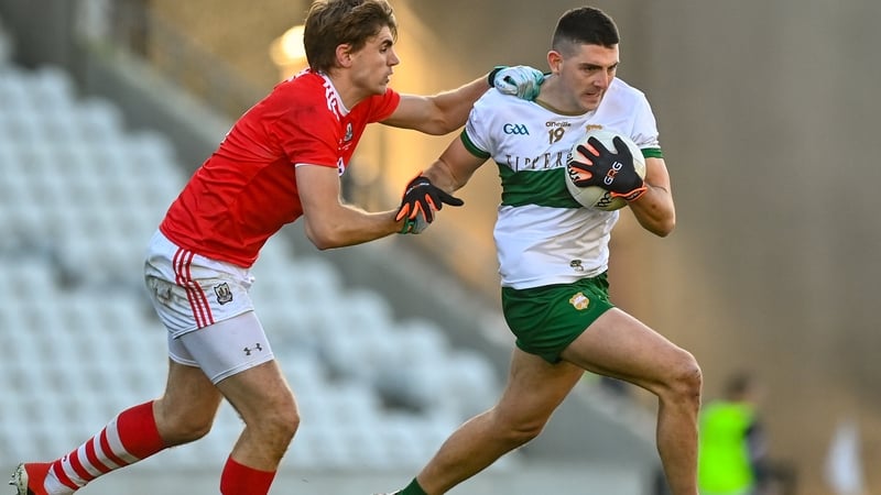 Ian Maguire (L) tries to tackle Tipperary's Colin O'Riordan in last year's Munster final