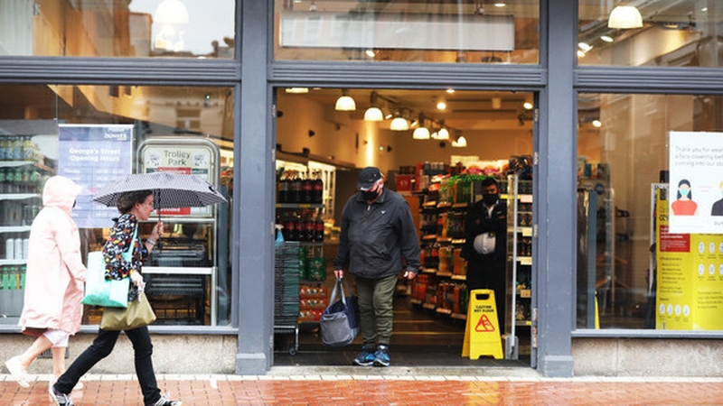 A number of workers from Dunnes Stores will present the signatures of the 2,500 workers to management in Head Office on George's Street