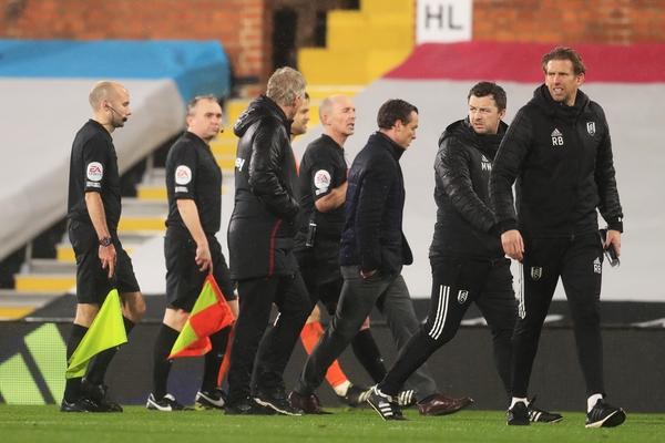 David Moyes looks at match referee Mike Dean as they leave the field of play