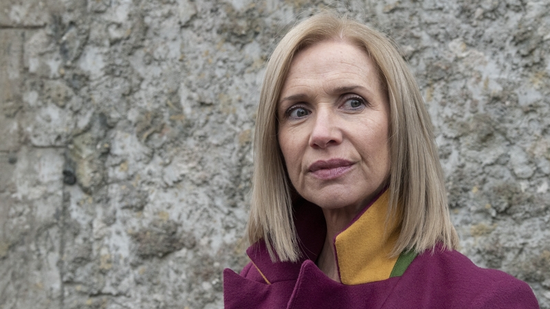 In reporter mode, Caitríona discovers that Laoise blames Emma and is determined to get to the bottom of it