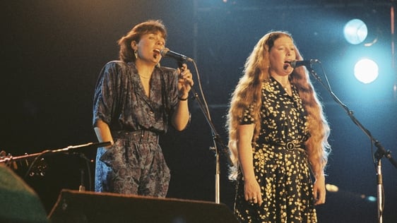 Mary Black and Dolores Keane performing with De Dannan (1986)