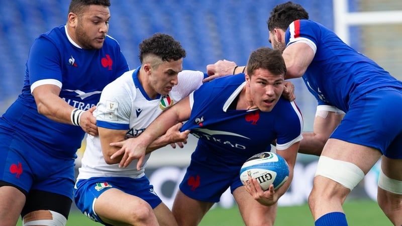 Antoine Dupont in posession against Italy