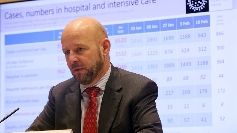 Covid 19: ní thitfidh líon na gcásanna faoi bhun 100 cás in aghaidh an lae go ceann sé seachtaine, a deir an tOllamh Philip Nolan.