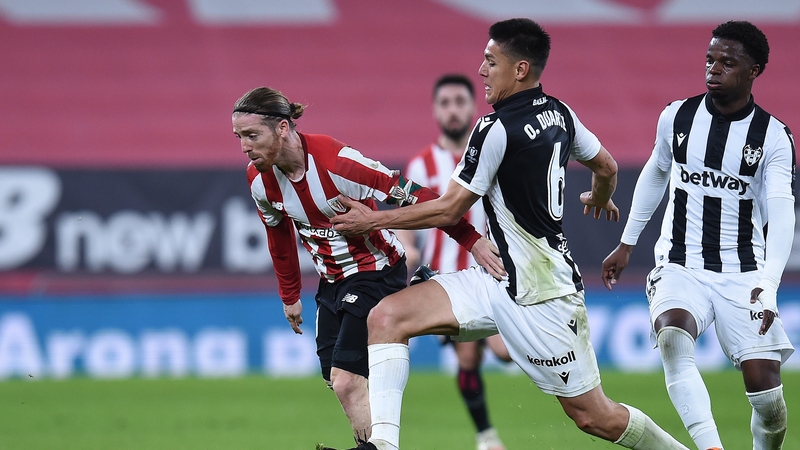Iker Muniain of Athletic Bilbao is tackled by Oscar Duarte of Levante