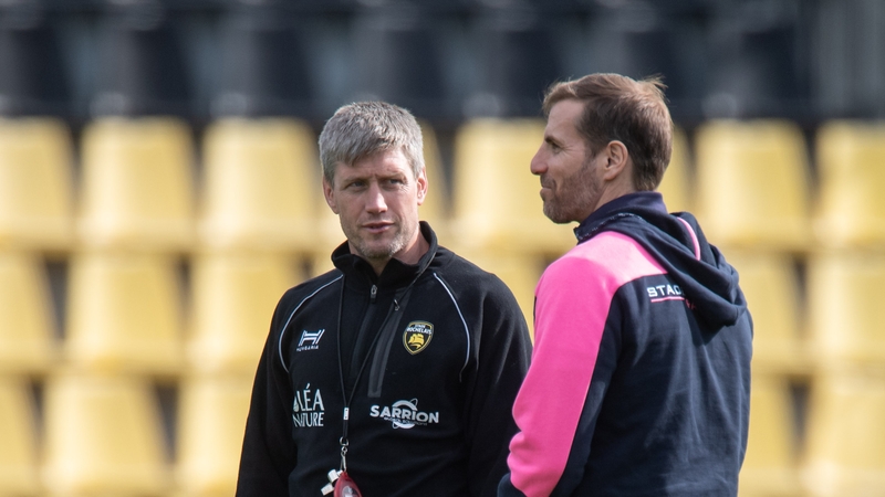 La Rochelle head coach Ronan O'Gara talks with Stade Francais' counterpart Gonzalo Quesada