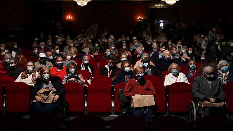 The group of 150 pensioners from seven Madrid care homes were invited to see a show at the EDP theatre on Gran Via