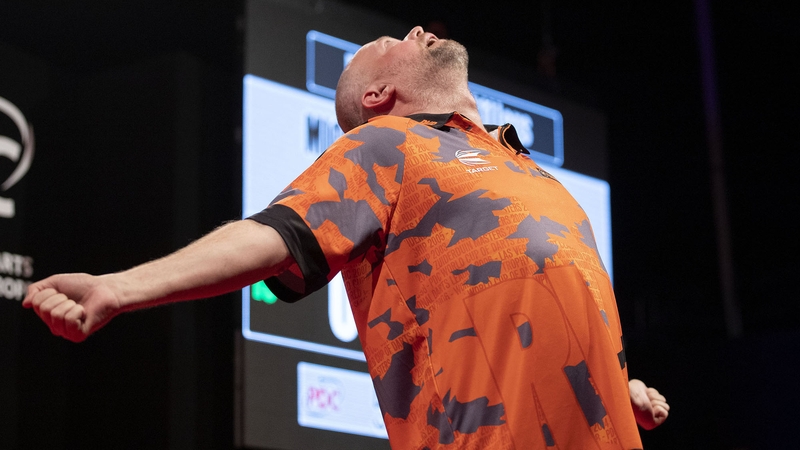 Raymond van Barneveld celebrates his triumph