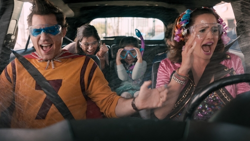 Édgar Ramírez and Jennifer Garner in Yes Day