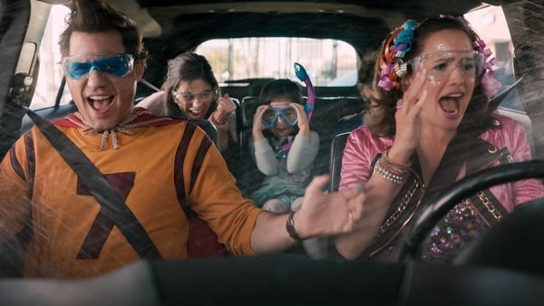 Édgar Ramírez and Jennifer Garner in Yes Day