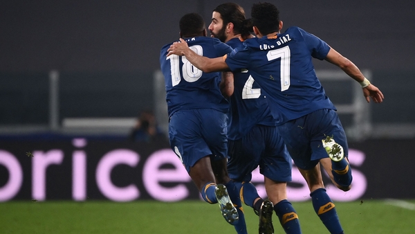 Porto players celebrate Oliveira's extra-time goal