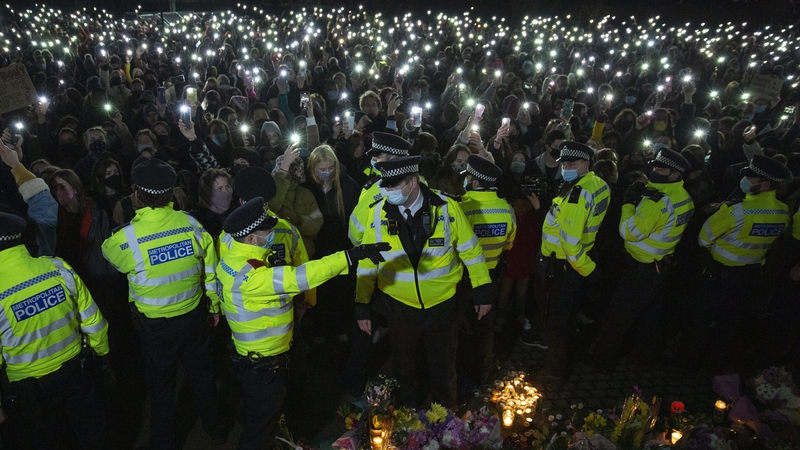 Tharla achrann  idir na póilíní agus daoine a bhí i láthair ag an mbigil neamhoifigiúil ag Clapham Common sa chathair aréir