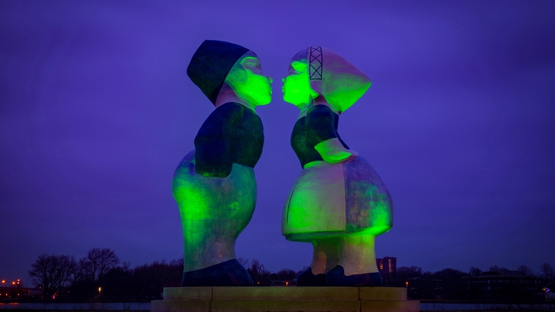 A giant Kissing Couple XXXL statue located along the bicycle route between Amsterdam and Zaandam.