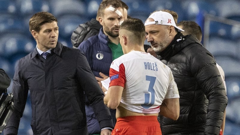Steven Gerrard (L) exchanges words with Slavia manager Jindich Trpiovský at the final whistle