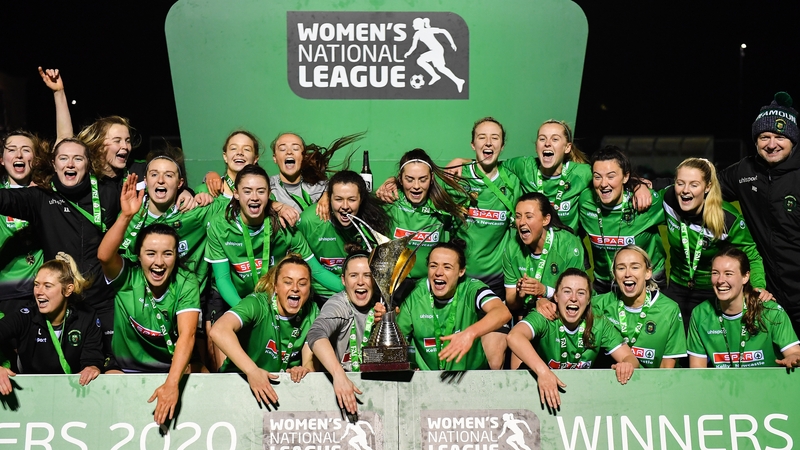 Peamount United captain Áine O'Gorman with last year's WNL trophy