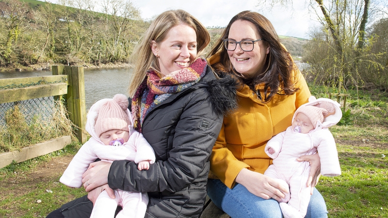 Geraldine Rea and Niamh O'Sullivan with their babies Réidín and Aoibhín