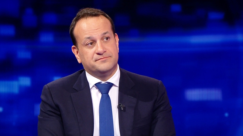 An Tánaiste ceistithe ag gardaí