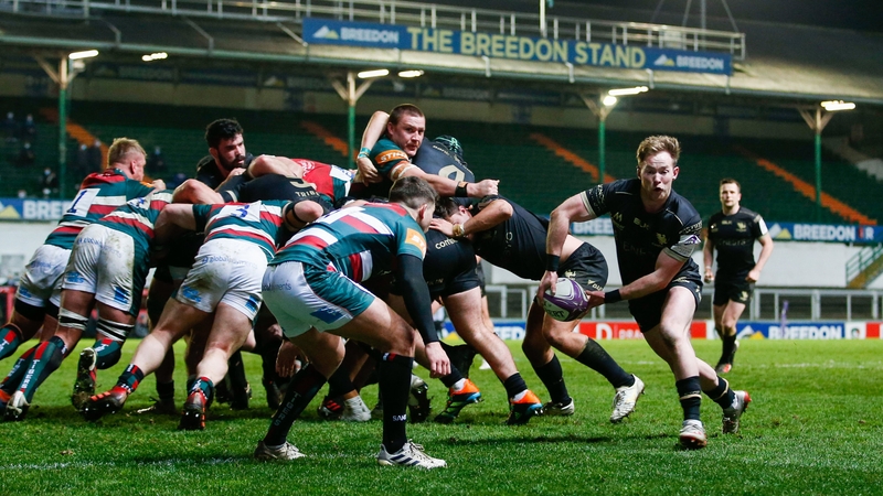 Kieran Marmion throws a dummy on the way to scoring the opening try