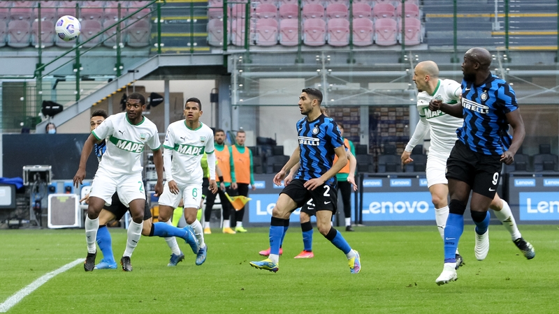 Romelu Lukaku scores