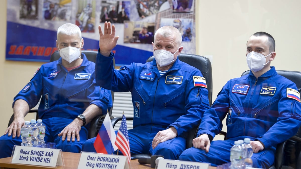 Russian US space crew successfully launches