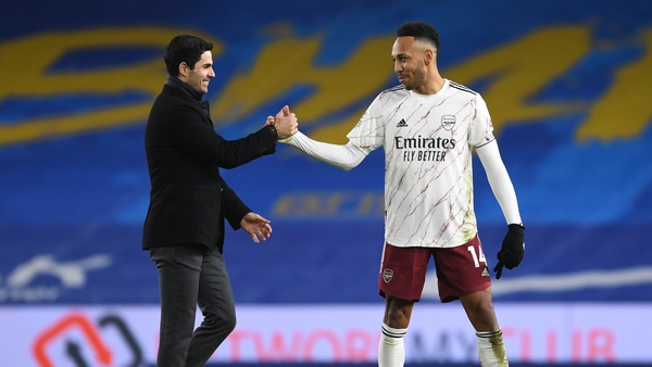 Mikel Arteta with Pierre-Emerick Aubameyang