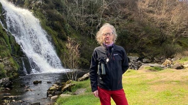 An tOllamh Liam Dolan, luibheolaí ó BhÁC. Tá sé ar cuairt i nDún na nGall faoi láthair