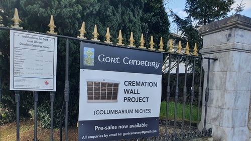 Tá rogha eile adhlactha á forbairt i nGort Insé Ghuaire. Tá balla speisialta le tógáil sa reilg ina mbeidh spás do 60 síothal.
