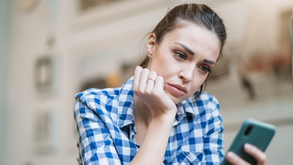 It can be difficult to find the right balance between being informed by the news media and not becoming overwhelmed – especially during a global crisis. Photo: Getty Images