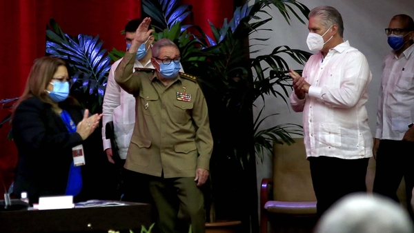 Raul Castro is applauded after announcing his decision, watched on by Cuban President Miguel Diaz-Canel (R)