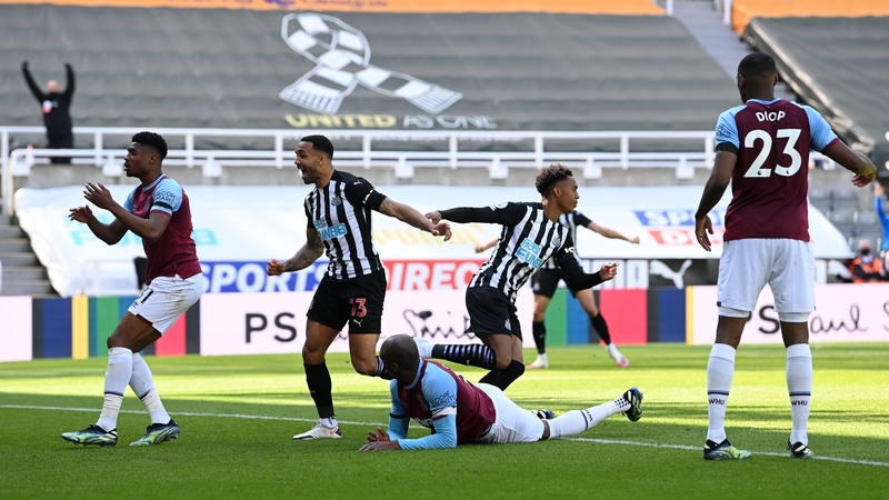 Joe Willock celebrates
