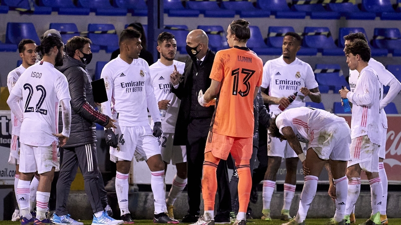 Zinedine Zidane talking to his Real Mardid players