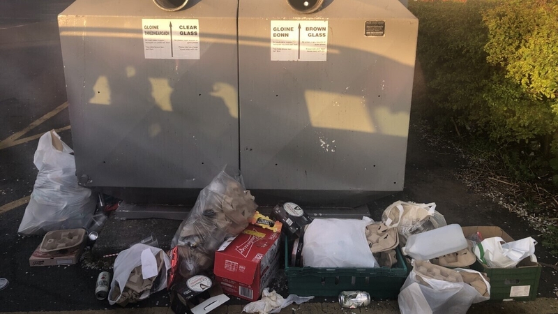 Deir lucht Chumann Robert Emmet i mBaile Pheire go mbíonn an pháirc scriosta le cannaí agus buidéil tar éis gach deireadh seachtaine.