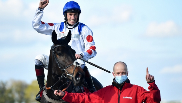 Jockey Sam Twiston-Davies and groom Scott Marshall celebrate with Clan Des Obeaux