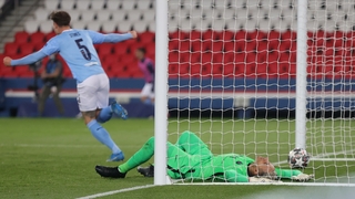 PSG goalkeeper Keylor Navas looks dejected after conceding a goal to Kevin De Bruyne