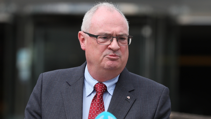 Steve Aiken ag éirí as mar cheannaire Pháirtí Aontachtach Uladh