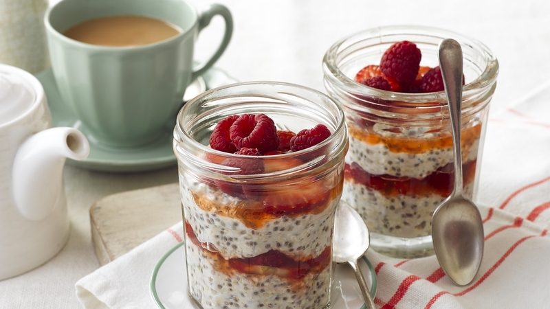 Overnight Oats with Coconut, Strawberry and Lime