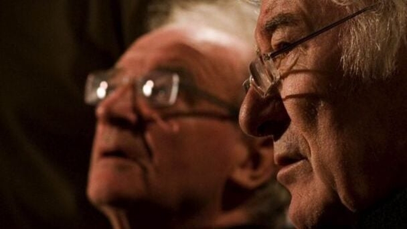 Séamus Deane, ar chlé, in éineacht lena chomhfhile Séamus Heaney