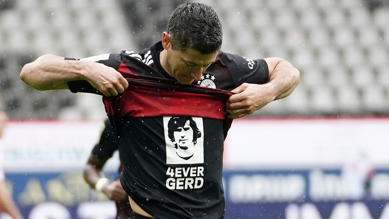 Robert Lewandowski pays tribute to Gerd Muller after scoring his 40th league goal of the season