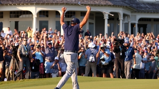 Phil Mickelson celebrates on the 18th green