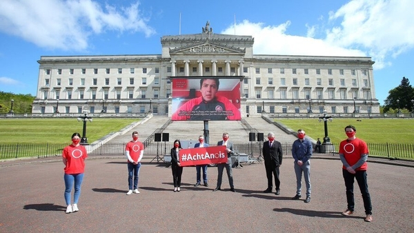 'Lá stairiúil, mothúchánach': Acht Gaeilge ar an mbealach
