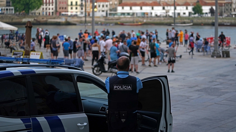 Police monitor fans in Porto