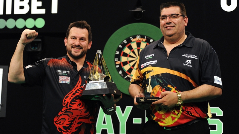 Jonny Clayton (l) beat Jose de Sousa in the final