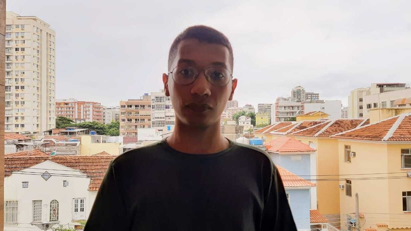 "Tá fearg ar dhaoine mar níl go leor vacsainí againn mar níor cheannaigh an tUachtarán Bolsonaro go leor díofa. Tá ár ráta báis go holc: 3,000 duine gach lá" - Alan da Silva, Rio de Janeiro