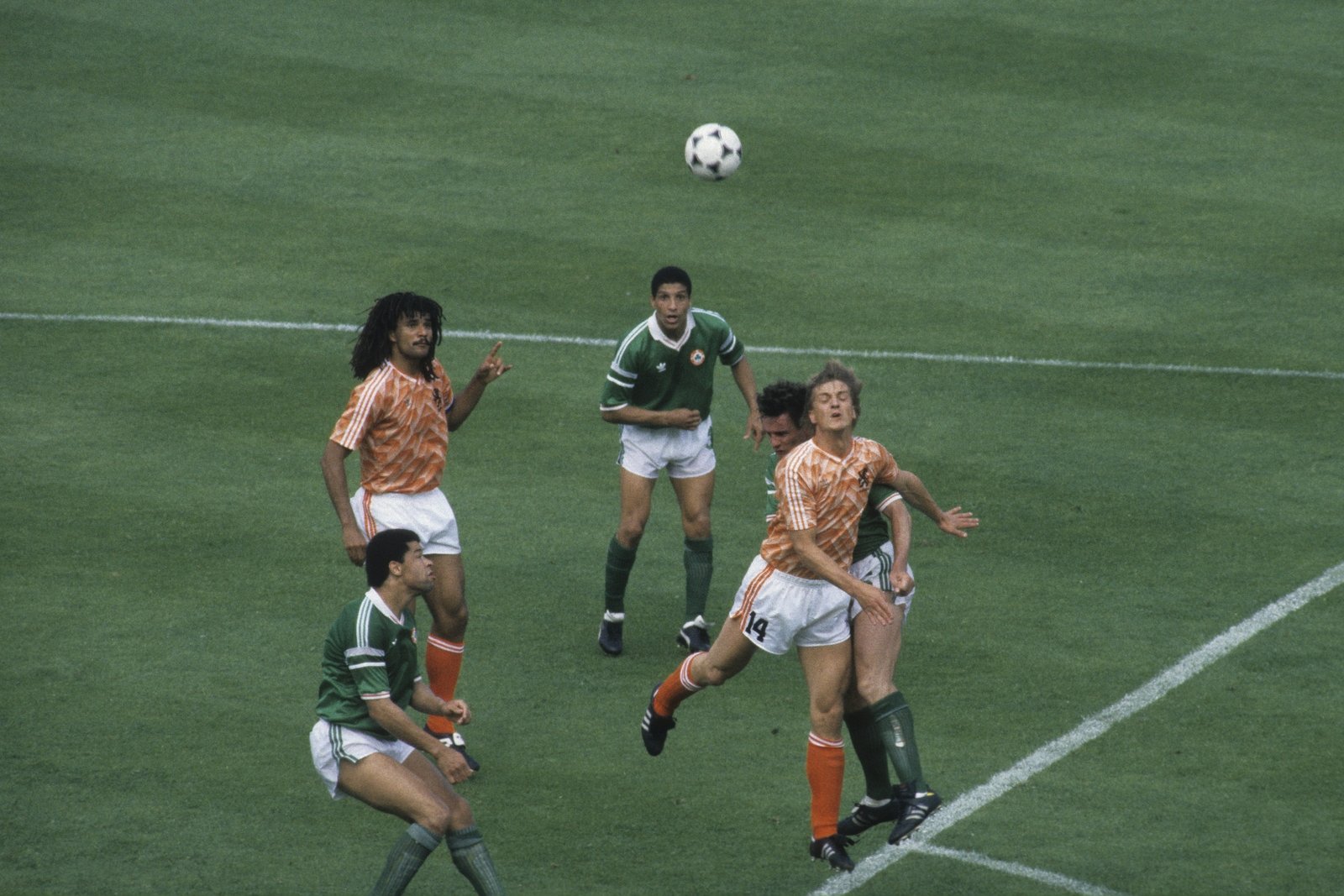 Wim Kieft (R) during that UEFA Euro 1988 match