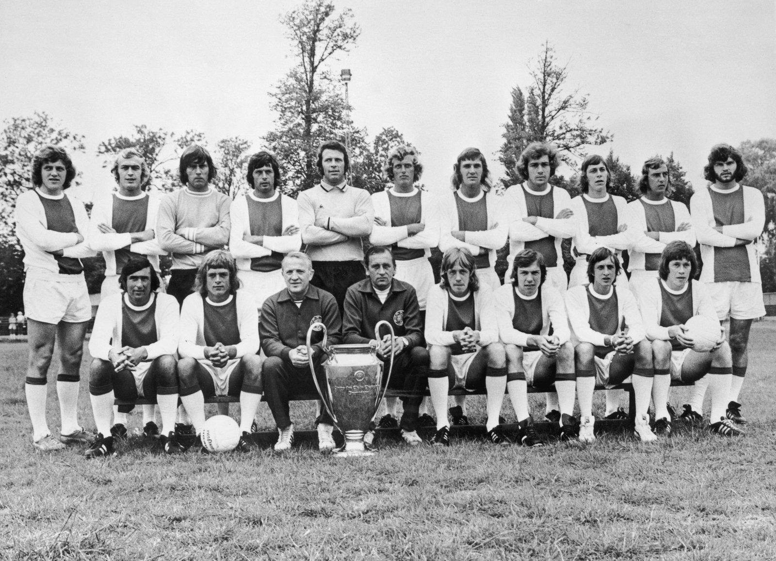 Muhren (3rd from right, back row), next to Johan Neeskens and directly behind Cruyff in Ajax's 1973 European Cup-winning squad photo