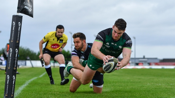 Peter Sullivan scoring Connacht's fourth try