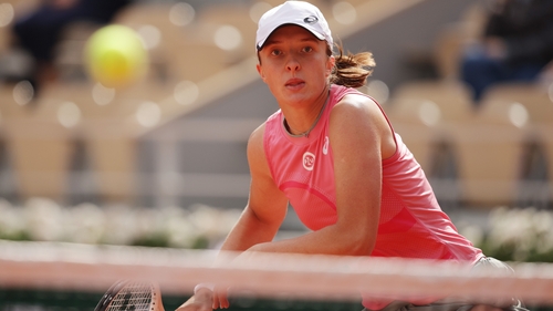 Defending champion Iga Swiatek made it 10 straight victories and 20 consecutive sets won
