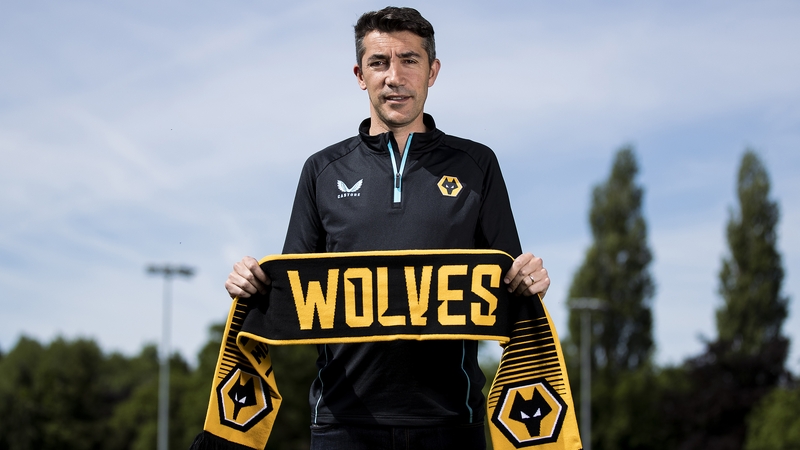 Bruno Lage poses with a Wolves scarf